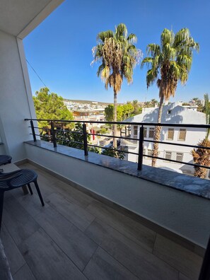 Chambre Triple Standard, balcon | Fer et planche à repasser, Wi-Fi gratuit