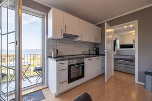 Fridge, microwave, oven, stovetop - fewo1846 - Anne Küste (App. 593) / Studio apartment with balcony and sea view - (Harrislee)