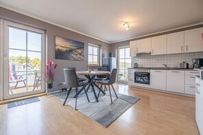 Fridge, microwave, oven, stovetop - fewo1846 - Anne Küste (App. 593) / Studio apartment with balcony and sea view - (Harrislee)