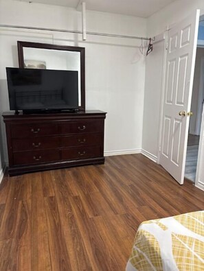 4 Schlafzimmer, Bügeleisen/Bügelbrett, Bettwäsche