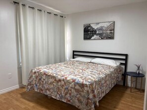 4 slaapkamers, een strijkplank/strijkijzer, gratis wifi, beddengoed