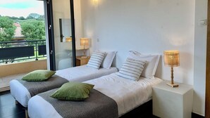 A hotel room with two beds, a balcony, and two bedside lamps. - 140 m2 sea view and private mini pool 9 (Propriano)