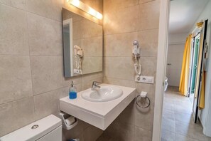 Een haardroger, handdoeken