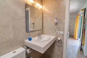 Een haardroger, handdoeken