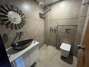 Douche, articles de toilette gratuits, serviettes fournies, savon