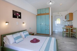 Room - Studio Apartment '1 Two Adults' with Sea View, Shared Pool and Wi-Fi (Sfakaki)