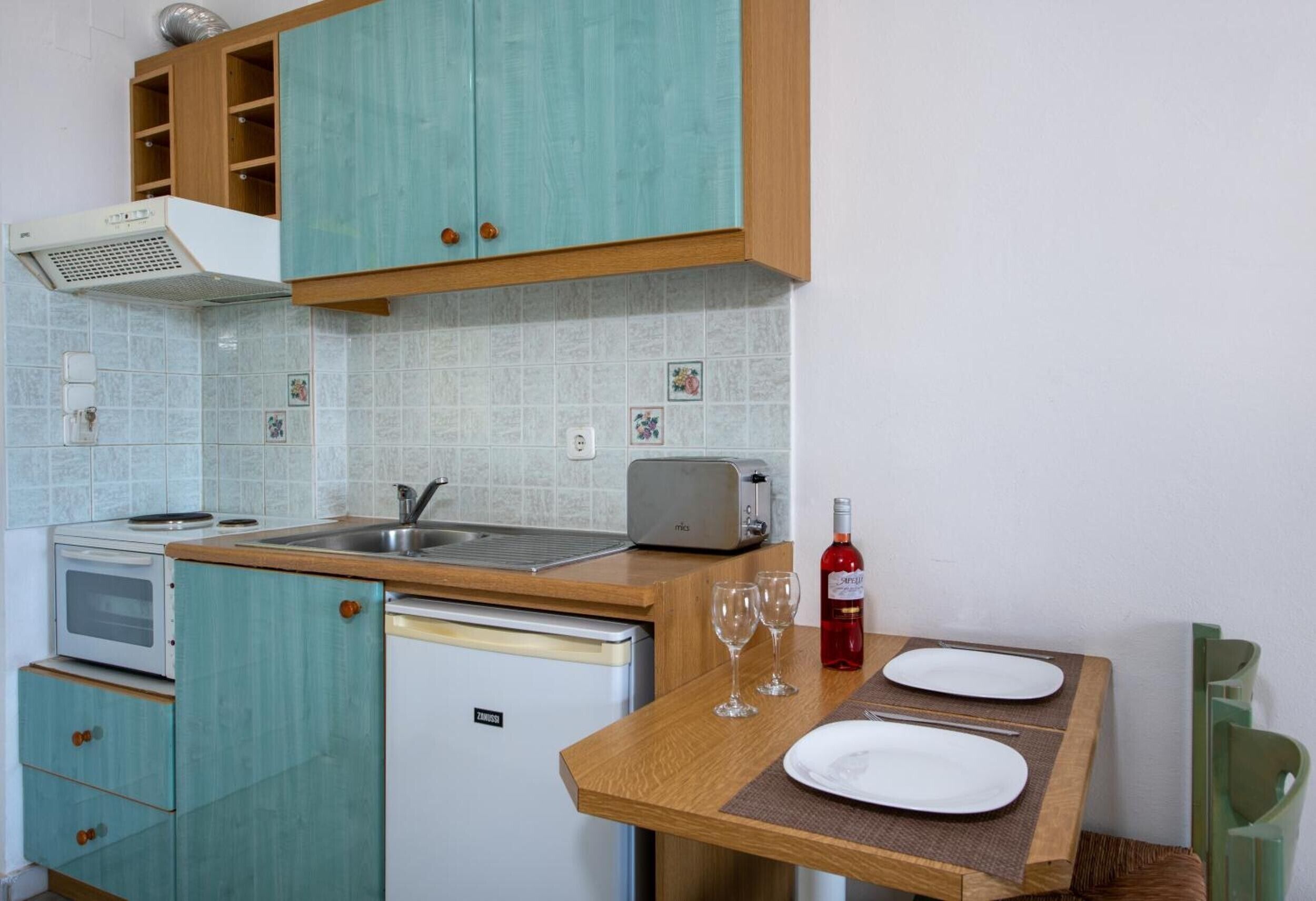 Kühlschrank, Ofen, Herdplatte, Wasserkocher mit Kaffee-/Teezubehör