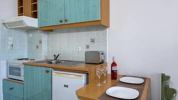 KĂŒhlschrank, Ofen, Herdplatte, Wasserkocher mit Kaffee-/Teezubehör