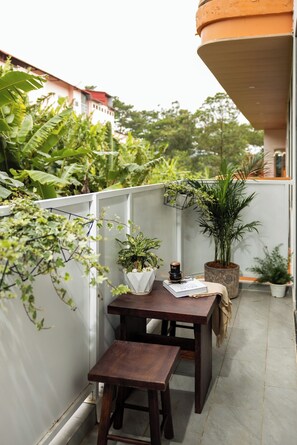 Estúdio luxo, 1 cama Queen, para não fumantes, vista para a cidade | Sacada