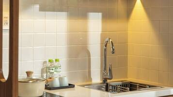 Estúdio família, para não fumantes, vista para a colina | Cozinha privada | Frigobar, cooktop, talheres/pratos/utensílios de cozinha