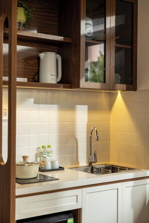 Estúdio família, para não fumantes, vista para a colina | Cozinha privada | Frigobar, cooktop, talheres/pratos/utensílios de cozinha