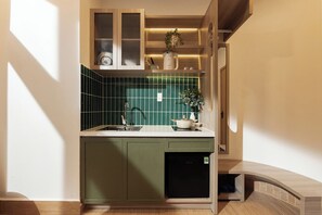 Frigobar, placa de cocina, utensilios de cocina