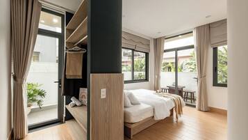 Deluxe Studio, 1 Queen Bed, Non Smoking, City View | Desk, blackout drapes, soundproofing, iron/ironing board