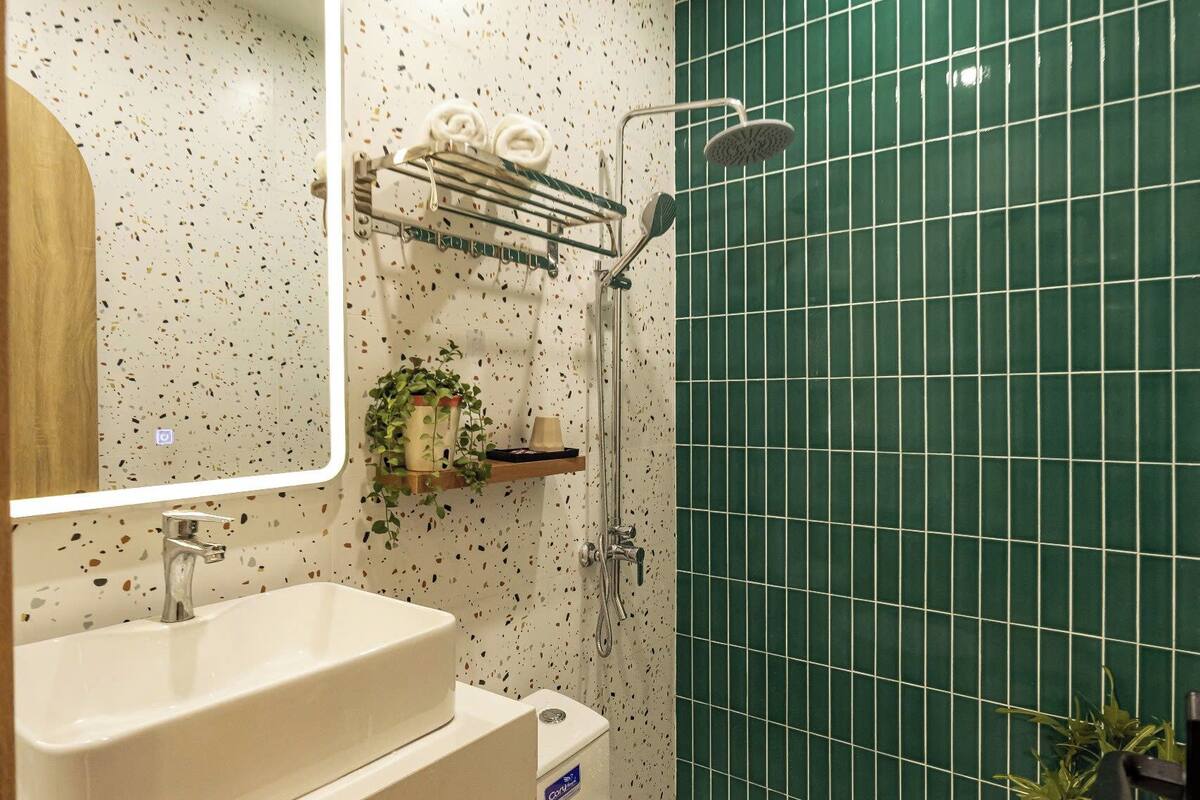 Estudio estándar, 1 cama matrimonial, para no fumadores, vista a la ciudad | Baño | Regadera, secadora de cabello, pantuflas, toallas