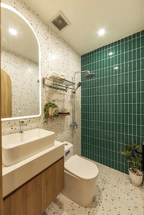 Standard Studio, 1 Double Bed, Non Smoking, City View | Bathroom | Shower, hair dryer, slippers, towels