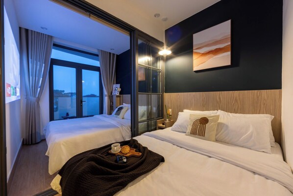 Estúdio família, para não fumantes, vista para a colina | Escrivaninha, cortinas blackout, ferros/tábuas de passar roupa