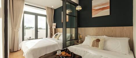 Estudio familiar, no fumadores, vistas a la colina | Escritorio, cortinas opacas, tabla de planchar con plancha y wifi gratis