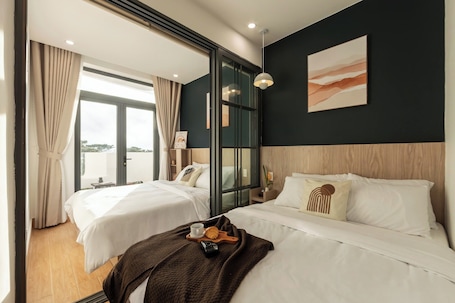 Estudio familiar, no fumadores, vistas a la colina | Escritorio, cortinas opacas, tabla de planchar con plancha y wifi gratis. Almira Home Da Lat