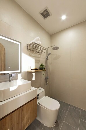 Estudio superior, 1 cama doble, no fumadores, vistas a la ciudad | Baño | Ducha, secador de pelo, zapatillas y toallas