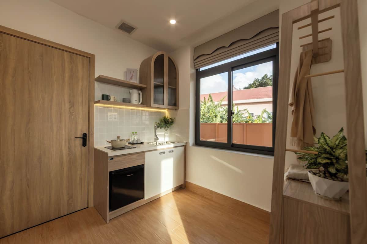 Estudio familiar, para no fumadores, vista a la colina | Cocina privada | Frigobar, parrilla de estufa y utensilios de cocina