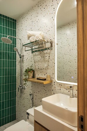 Studio Familial, non-fumeurs, vue colline | Salle de bain | Douche, sèche-cheveux, chaussons, serviettes fournies