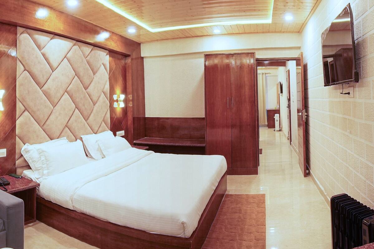 Desk, laptop workspace, free WiFi