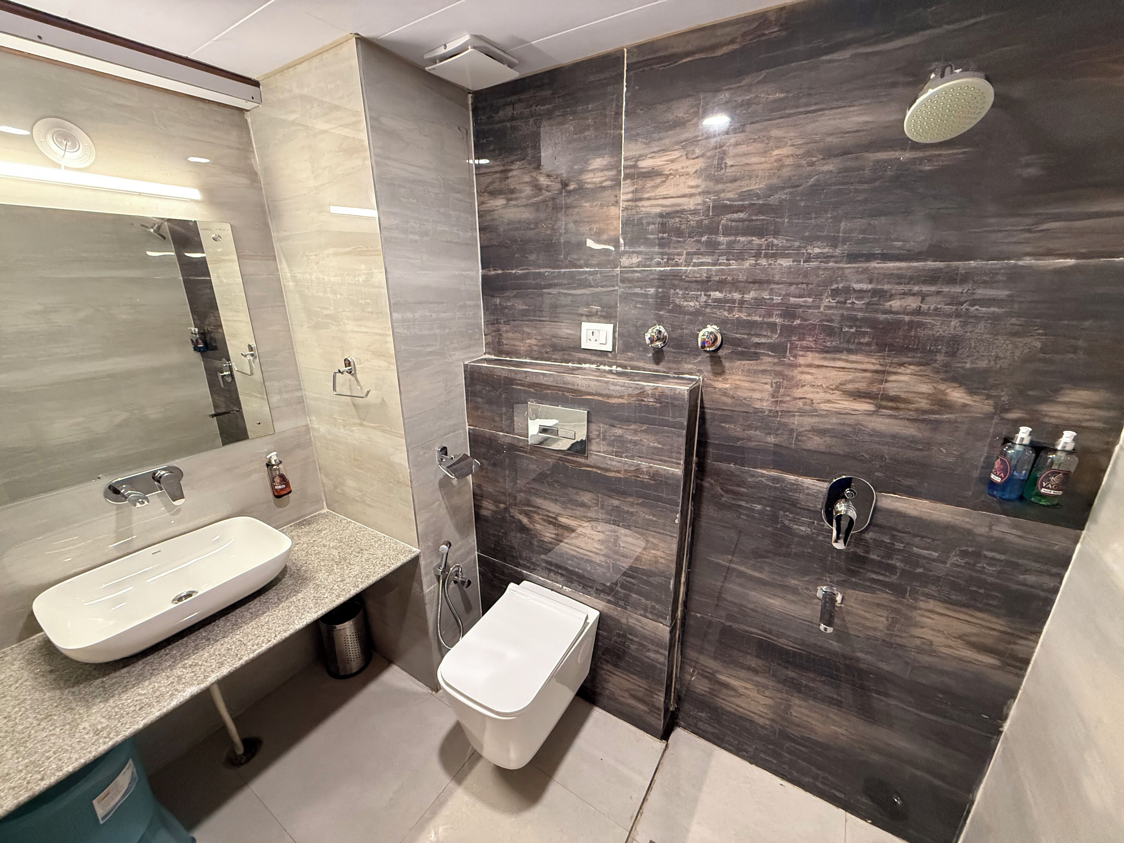 Douche, serviettes fournies, savon, shampoing