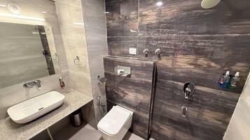 Douche, serviettes fournies, savon, shampoing