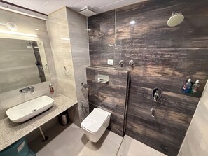 Shower, towels, soap, shampoo - Hotel Yagya (Badrinath)