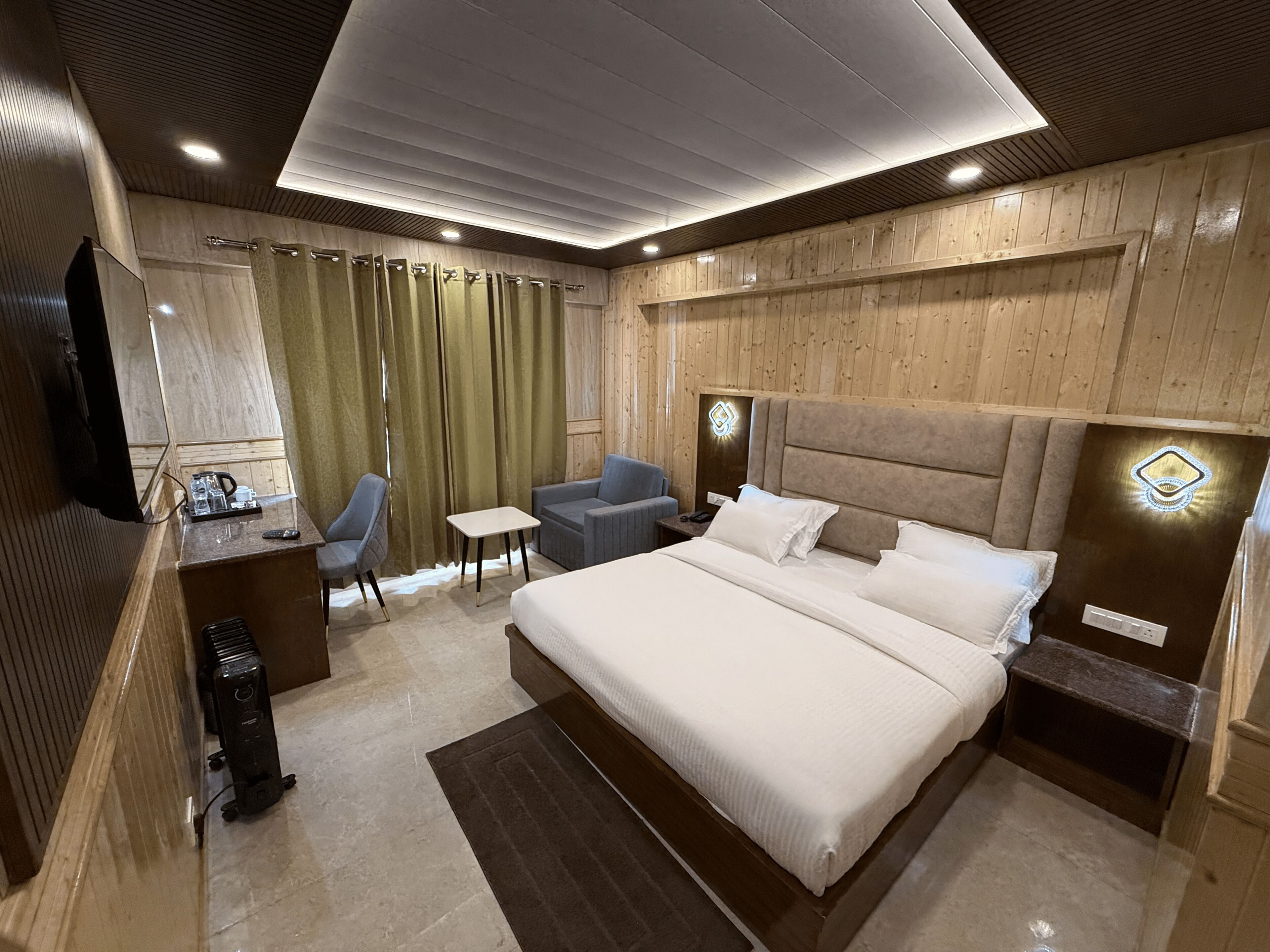 Desk, laptop workspace, free WiFi