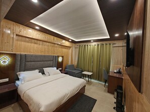 Desk, laptop workspace, free WiFi - Hotel Yagya (Badrinath)