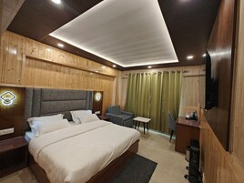 Escritorio, espacio para trabajar con laptop y wifi gratis 