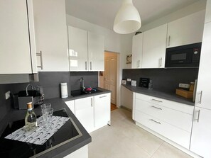 Kjøleskap, mikrobølgeovn, ovn og kokeplater