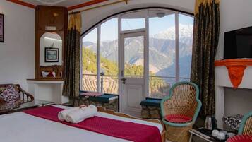 Suíte estúdio premium, sacada, vista para a montanha | Área de estar | TV