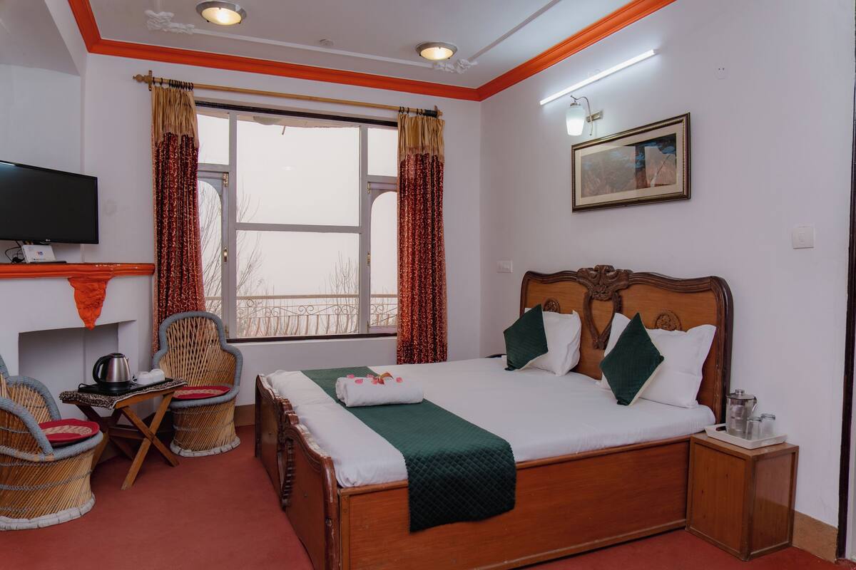Deluxe Double Room, 1 Queen Bed, Balcony, Hill View | Living area