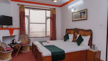 Quarto casal luxo, 1 cama Queen, sacada, vista para a colina | Área de estar