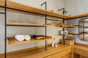 Desk, free WiFi, bed sheets - Madeira Casa Canggu Bali (Canggu)