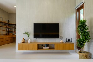 Escritorio, wifi gratis y ropa de cama