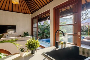 42-inch LCD TV with digital channels - Madeira Casa Canggu Bali (Canggu)
