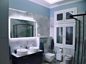 Dusche, kostenlose Toilettenartikel, Haartrockner, Hausschuhe