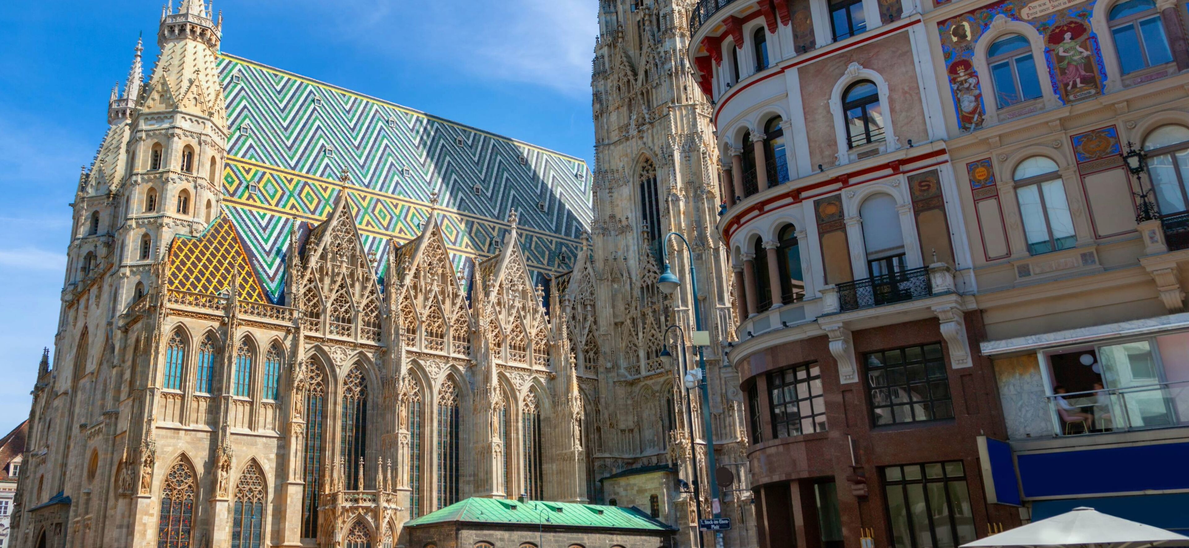 Una cattedrale storica con dettagliata architettura gotica, caratterizzata da archi a sesto acuto e elaborate decorazioni in pietra.