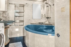 Basic Apartment | Bathroom | Combined shower/tub, free toiletries, hair dryer, towels - Cozy 2BR Apt Next to Millennium Tower (Vienna)