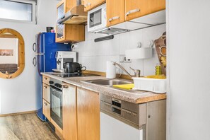 Departamento básico | Cocina privada | Refrigerador, microondas, horno y parrilla de estufa 