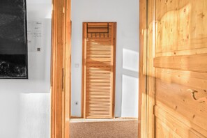 Departamento básico | Tabla de planchar con plancha y wifi gratis 