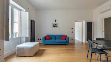 Apartamento, 2 quartos | Área de estar | TV 30 polegadas com canais via satélite