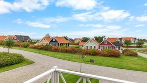 Eine Reihe von Häusern mit Kiesweg und grünen Rasenflächen.