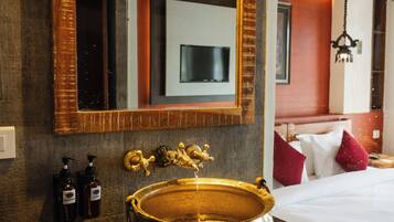 Quarto casal standard de uso individual, vista para a cidade | Banheiro | Chuveiro, produtos de toalete grátis