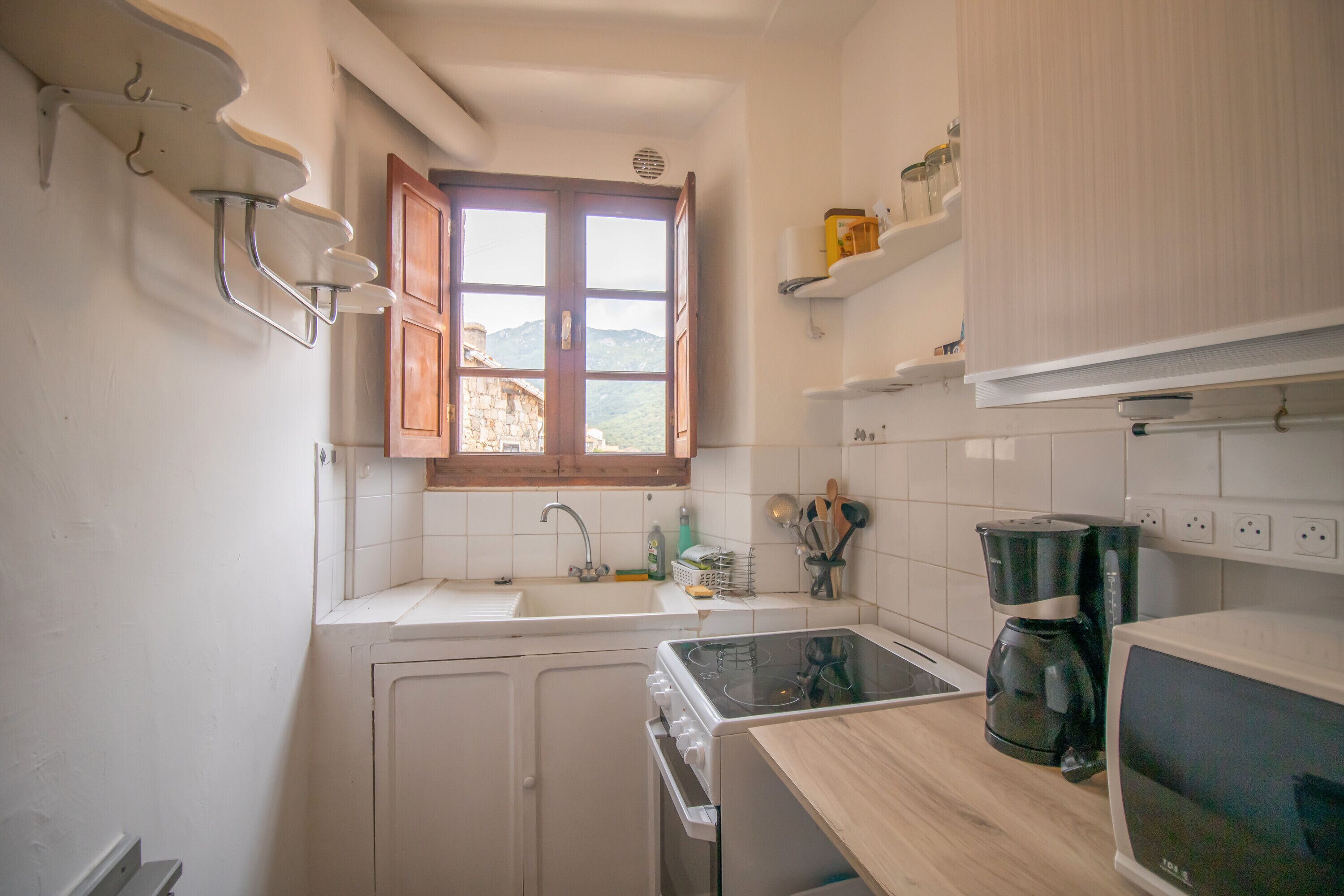 Een koelkast, een microgolfoven, een koffiezetapparaat/waterkoker