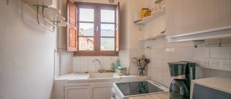 Een koelkast, een microgolfoven, een koffiezetapparaat/waterkoker