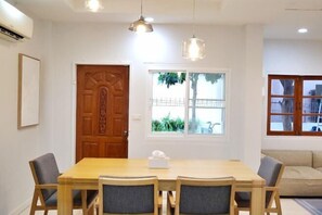 Dining - Poon House Nimman: Spacious Stay Near Attractions (Chiang Mai)